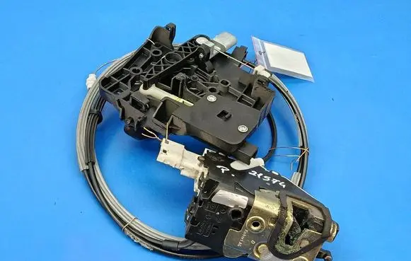 Peugeot 1007 Front door lock 9660701080