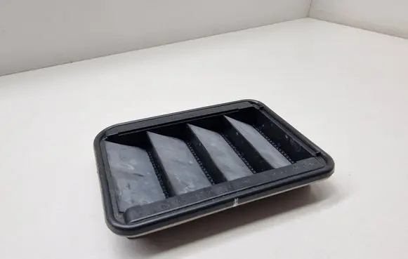 Quarter panel pressure vent