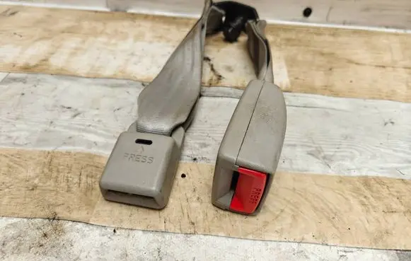 Hyundai Grandeur Middle seatbelt buckle (rear) 