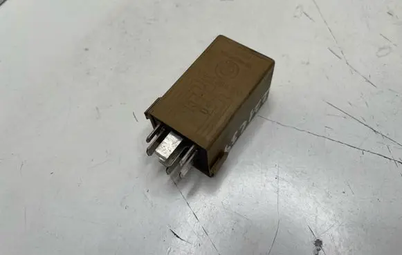 BMW 5 E39 Window control relay 61368384505