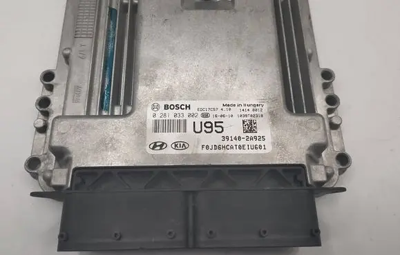 KIA Ceed Engine control unit/module 391402A925 EDC17C57 0281033002