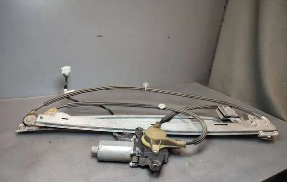 Mercedes-Benz Vito Viano W639 Front door window regulator motor 0130821941