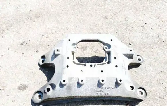 Engine mounting bracket