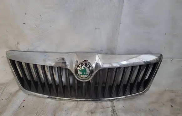 Skoda Octavia Mk2 (1Z) Front bumper upper radiator grill 1Z0853661A