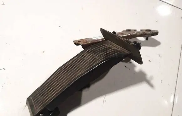 Accelerator throttle pedal