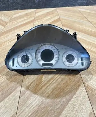 Mercedes-Benz E W211 Speedometer (instrument cluster) A2115400547 110080284017 A2115400542