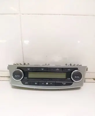 Toyota Avensis T270 Climate control unit E1066696 E1066695
