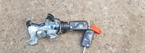 Volkswagen Touran I Ignition lock 1K0905851B