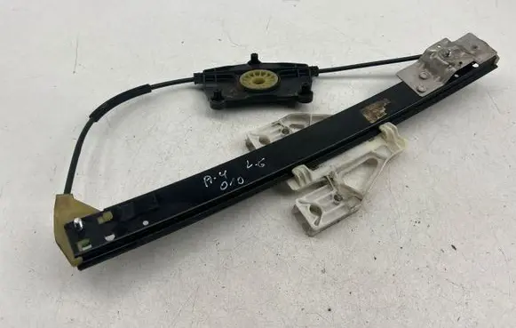 Rear window lifting mechanism without motor