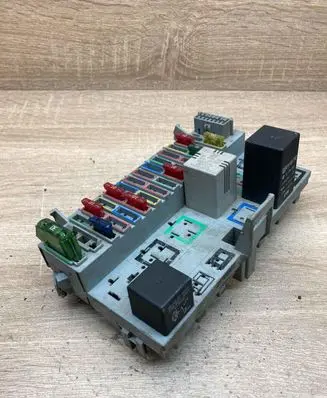 Opel Corsa B Fuse module 90464777 091448292
