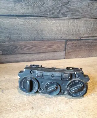 Volkswagen PASSAT B6 Climate control unit
