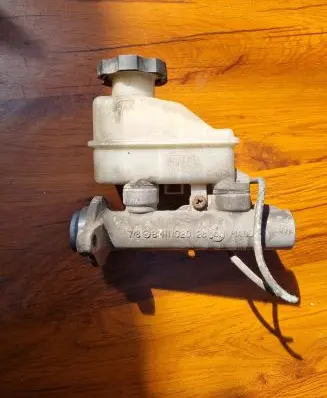 Hyundai Tiburon Master brake cylinder BM111020-28