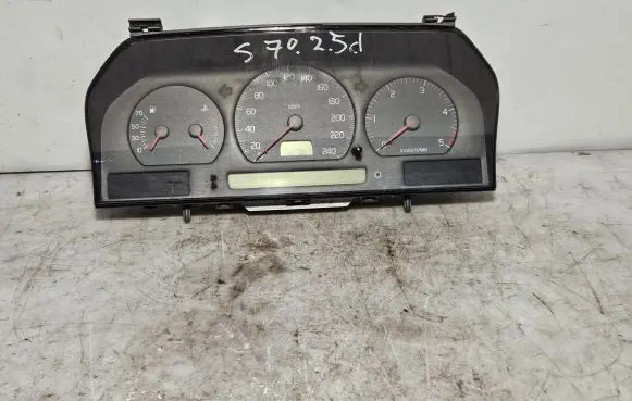 Volvo V70 Speedometer (instrument cluster) 9168386