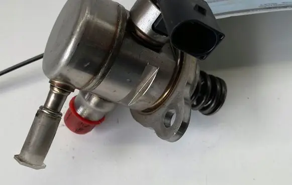 Volkswagen Golf VII Fuel injection high pressure pump 05E127027