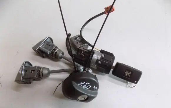 Peugeot 207 CC Ignition lock HB709rr0