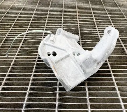 Volvo V40 Engine mounting bracket 31686387 31686385