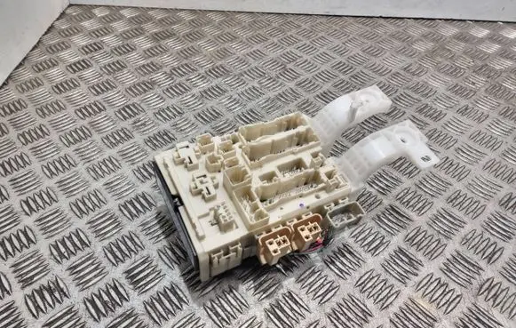 Toyota Yaris Fuse module 8273052700 6F272424 605300273