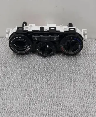 Peugeot 208 Climate control unit E1063071
