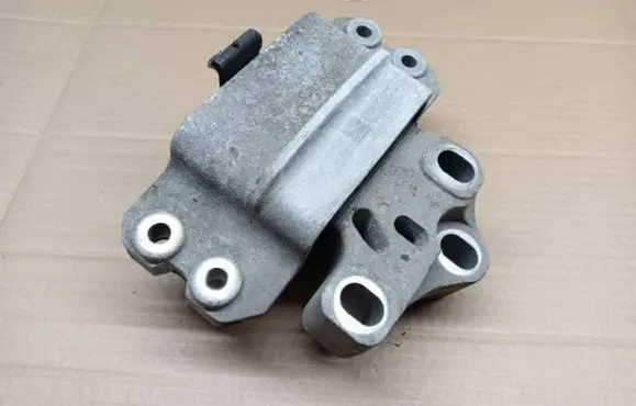 Volkswagen Tiguan Engine mount bracket 5N0199555