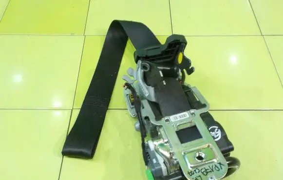 Mercedes-Benz E C207 W207 Front seatbelt 615416500 XP179