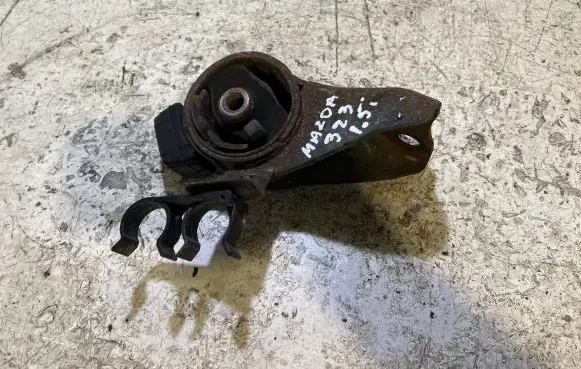 Mazda 323 Engine mount bracket