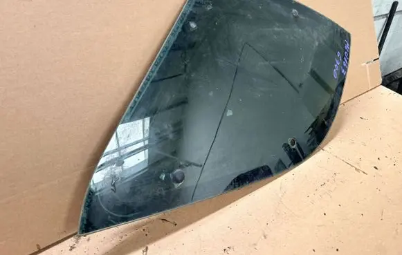 Mercedes-Benz ML W163 Front triangle window/glass 