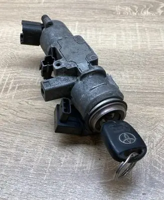 Toyota Avensis T250 Ignition lock 736661A N05015178