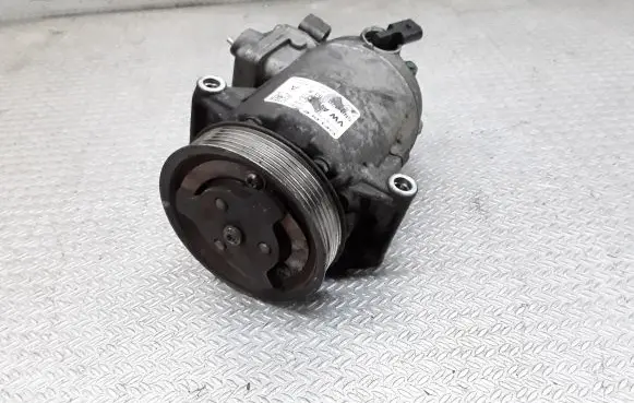 Volkswagen Golf VI Air conditioning (A/C) compressor (pump) 5N0820803A