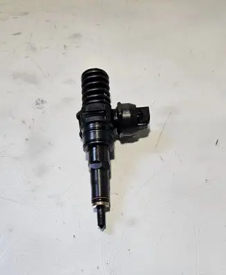 Audi A6 S6 C5 4B Fuel injector 038130073BA