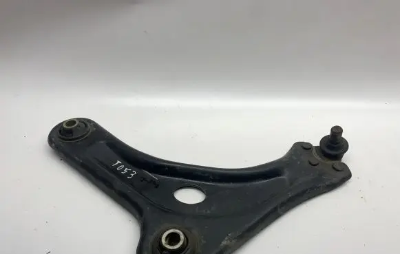 Peugeot 208 Front lower control arm/wishbone C38