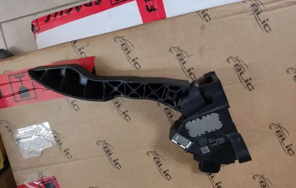 Toyota RAV 4 (XA30) Accelerator throttle pedal 781100W011 51900646426