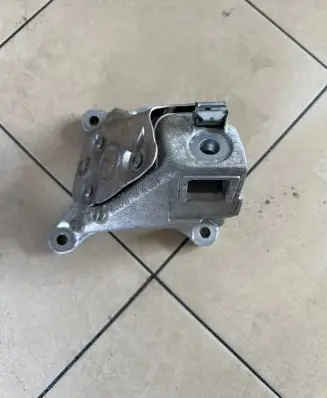 BMW 5 G30 G31 Engine mounting bracket 6870754