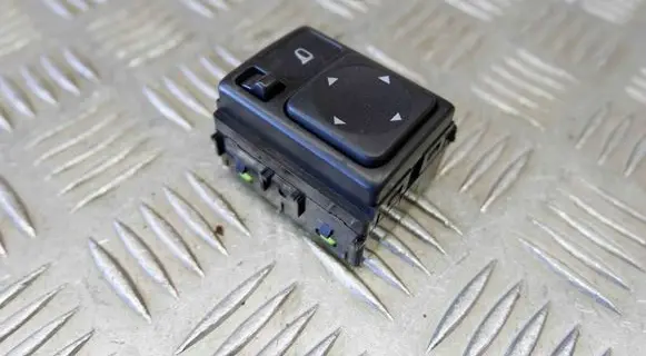 Nissan Juke I F15 Wing mirror switch