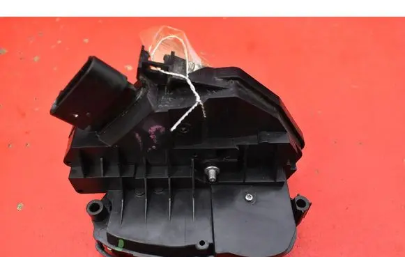 Volvo S60 Front door lock 31301737