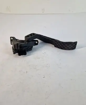 Accelerator throttle pedal
