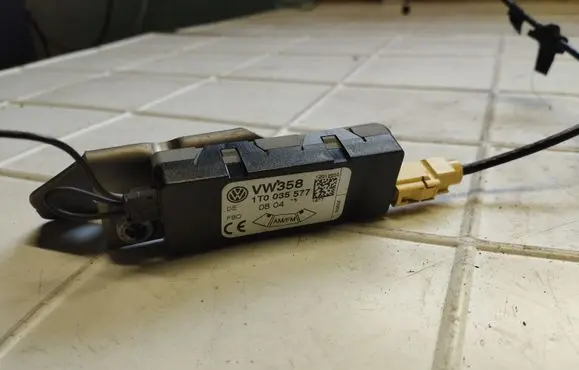 Volkswagen Touran I Antenna control unit 1T0035577