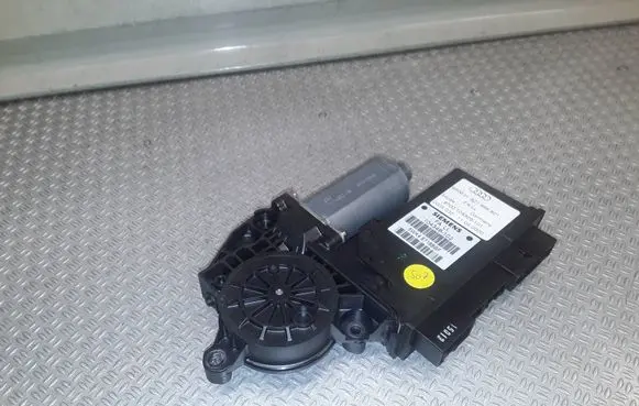 Audi A2 Front door window regulator motor 8Z1959801