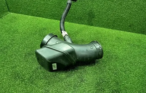 BMW 5 G30 G31 G38 Air intake duct part 8587573 1371 11564310