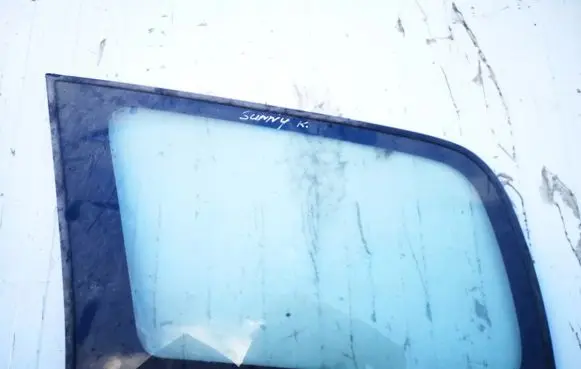 Nissan Sunny Rear side window