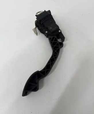 Accelerator throttle pedal