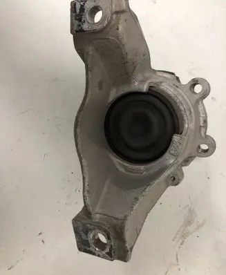 Honda CR-V Engine mount bracket
