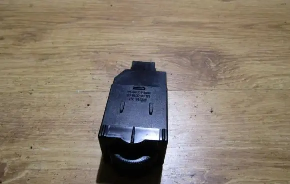Mitsubishi Carisma Headlight level height control switch mr114337 lk04001000