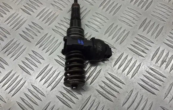 Volkswagen PASSAT B5.5 Fuel injector 038130073AG