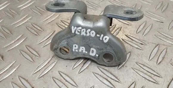 Toyota Verso Front door lower hinge 