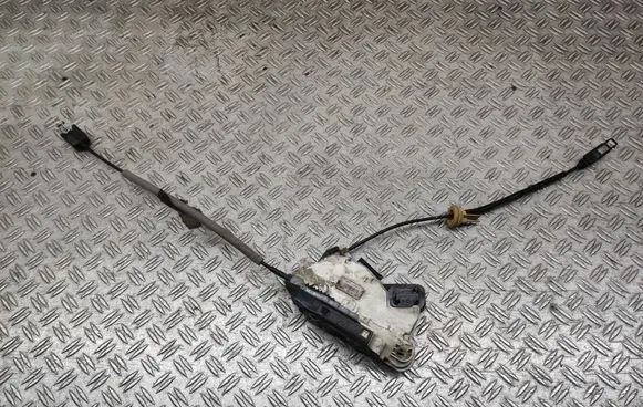 Volkswagen Jetta VI Front door lock 5K1837015C SA8625