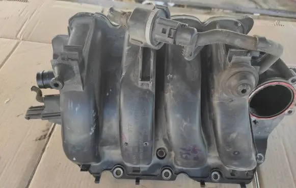 Volkswagen Golf V Intake manifold 03C129711F