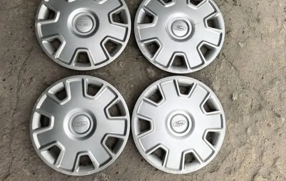Ford Fiesta R15 wheel hub/cap/trim 4M511000BB