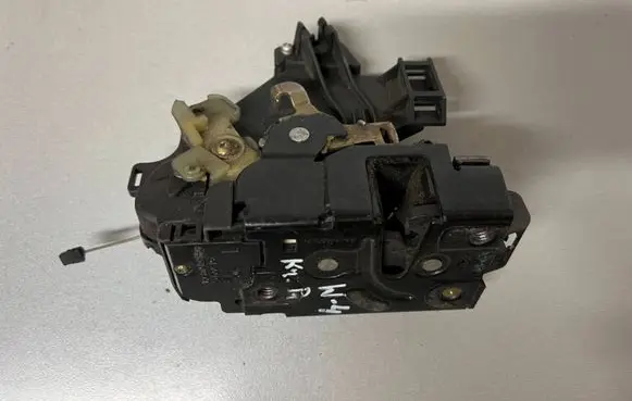 Volkswagen Caddy Front door lock 3B1837015 30666530