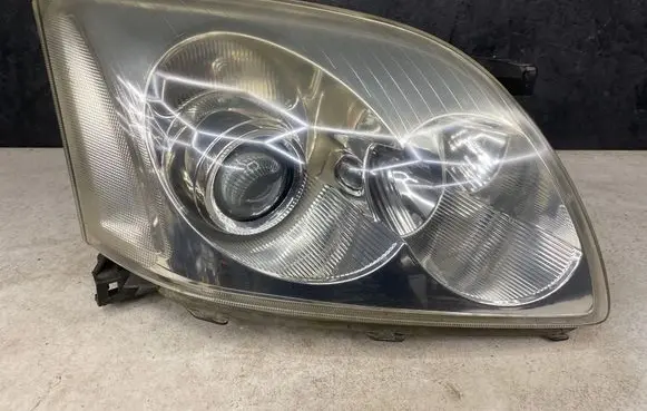 Toyota Avensis T250 Headlight/headlamp E13175
