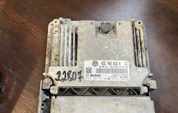 Volkswagen Golf VI Engine control unit/module 03c906016a 0261s04391